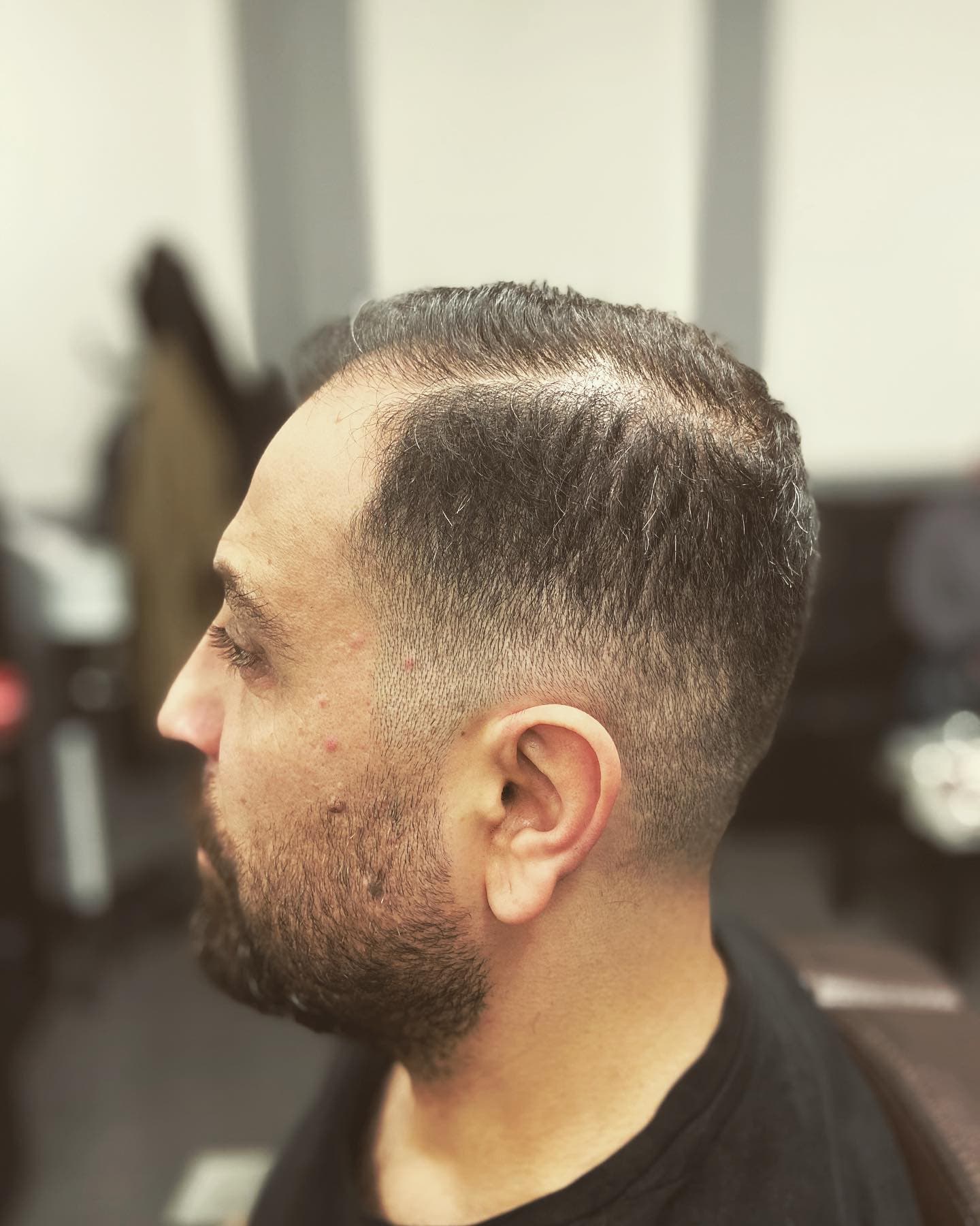 Taper Fade mit sauber getrimmtem Bartübergang, Seitenprofil